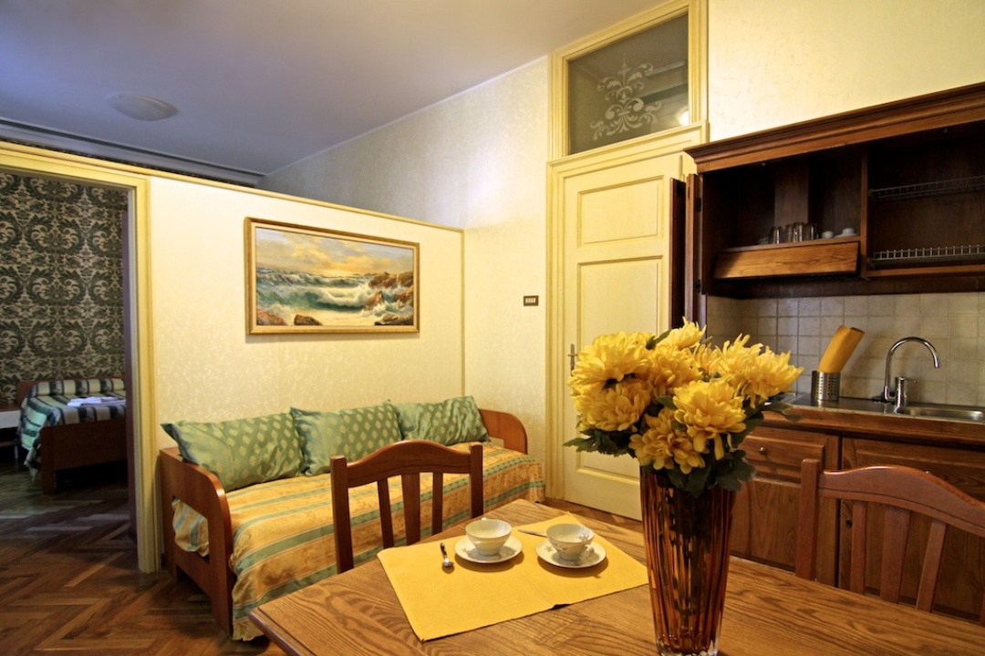 Kleines Zimmer mit Küchenzeile
