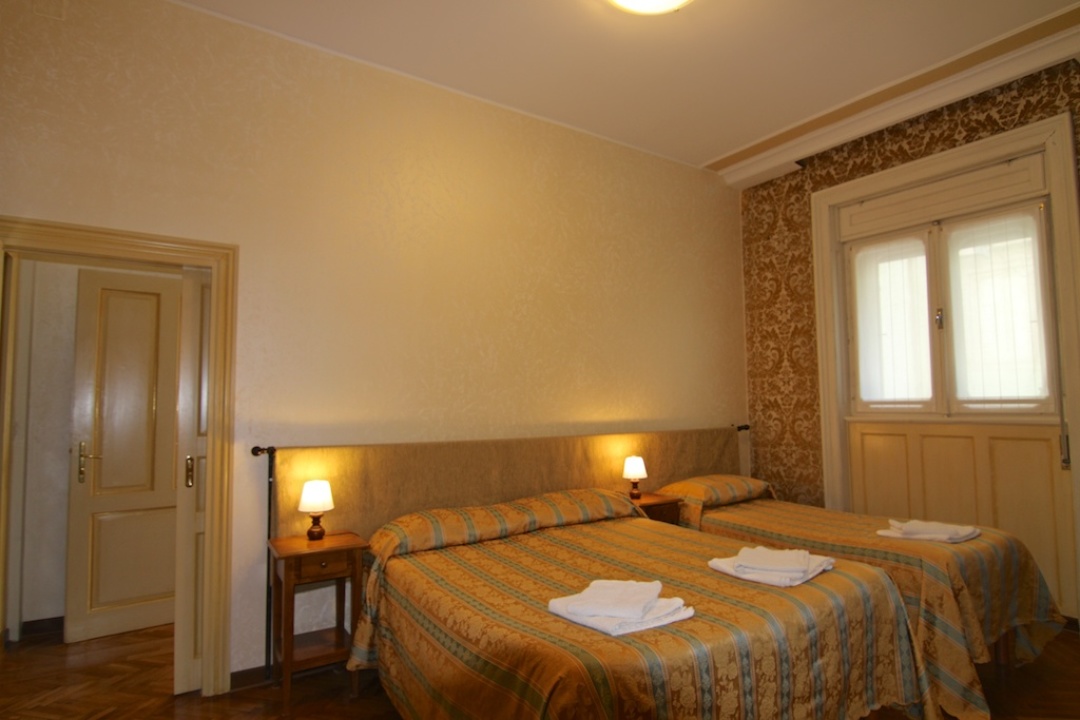 Schlafzimmer mit Doppelbett